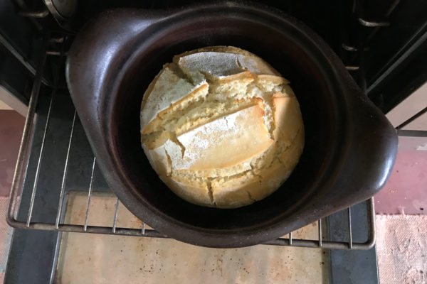 Baking bread in the tagine ... 40 minutes (with the lid on)